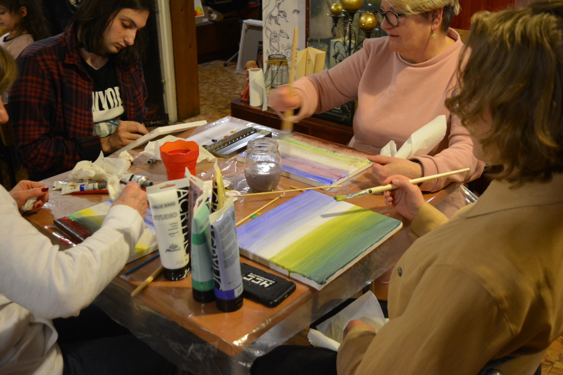 Warsztaty malarskie -malują obrazy farbami akrylowymi pod kierunkiem prowadzącej.