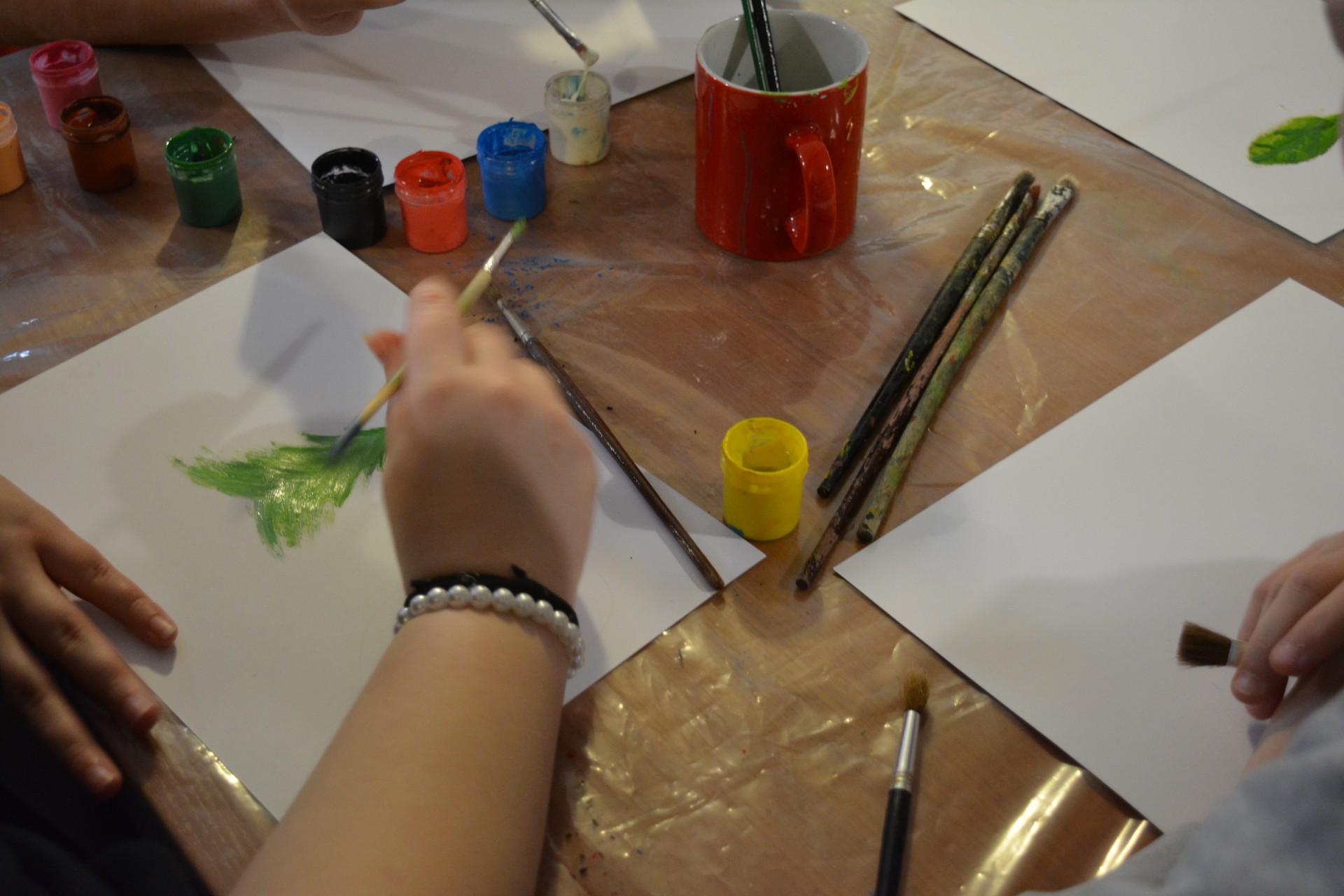 Warsztaty plastyczne – uczniowie malują farbami plakatowymi obrazki.