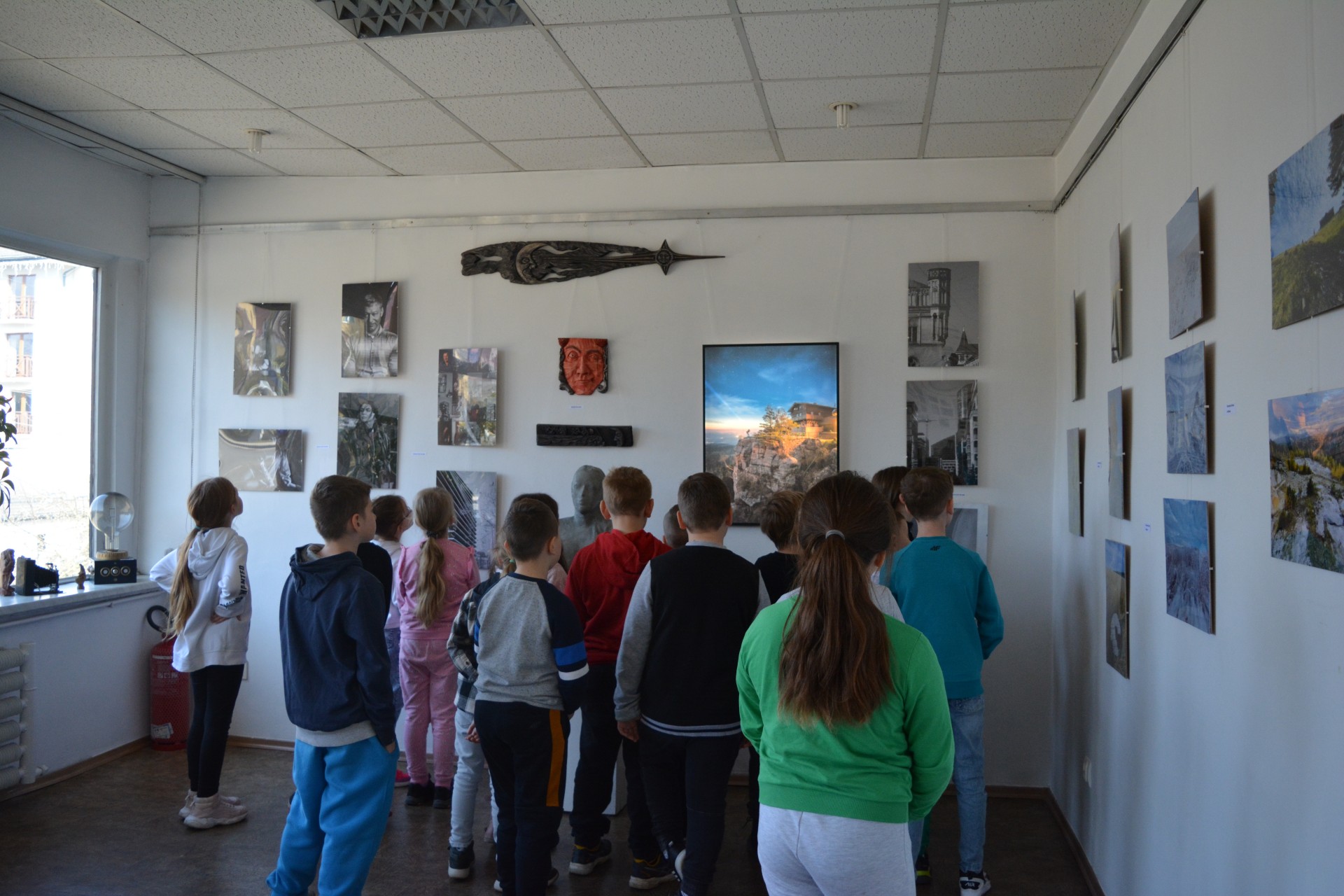Zwiedzanie wystawy przez uczniów