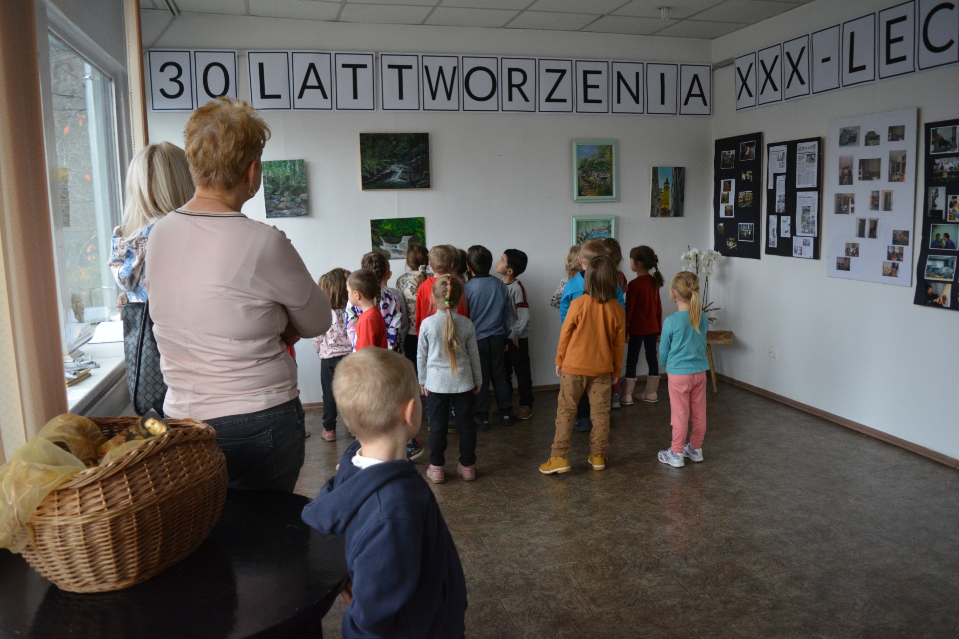 Dzieci oglądają wystawę w sali wystawowej