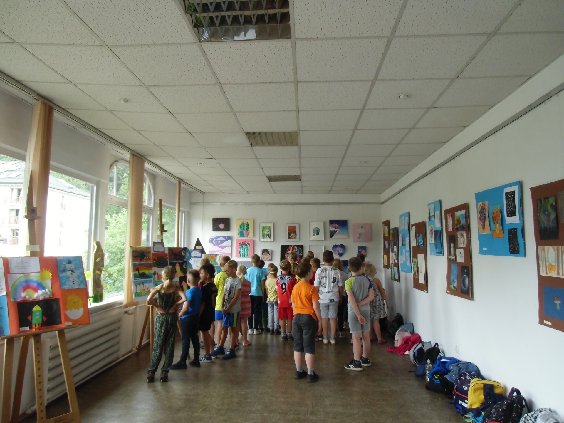 Grupa półkolonijna zwiedza wystawę „Cyganeria Juniorów”.