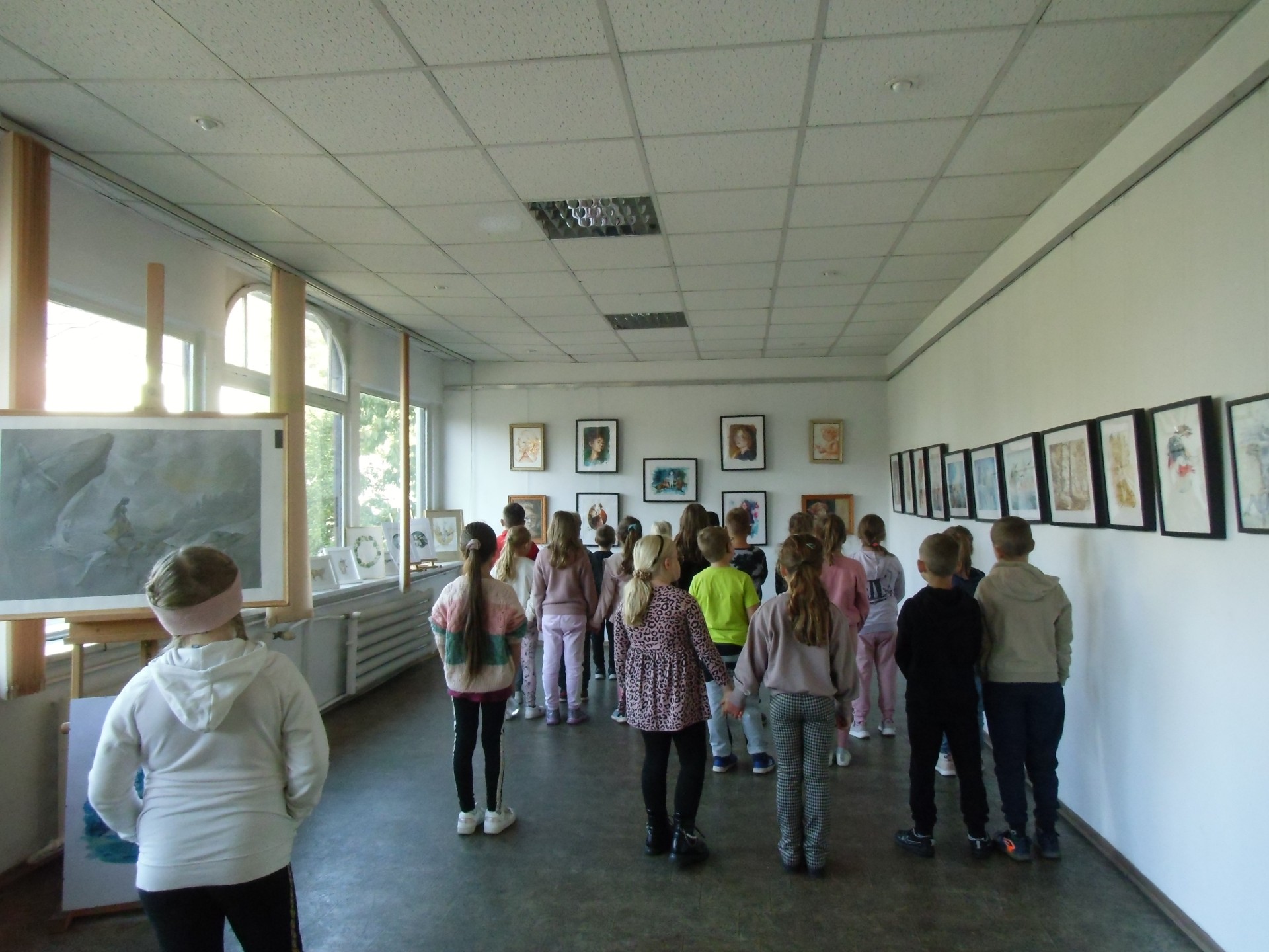 Grupa dzieci zwiedza wystawę Natalii Brzezińskiej